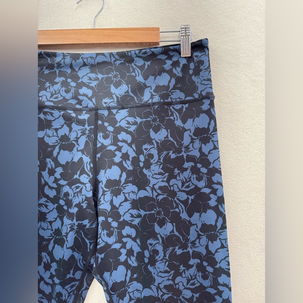 Zyia Active Women’s 12 Black Blue Tropical Floral Leggings NWOT - Picture 3 of 8